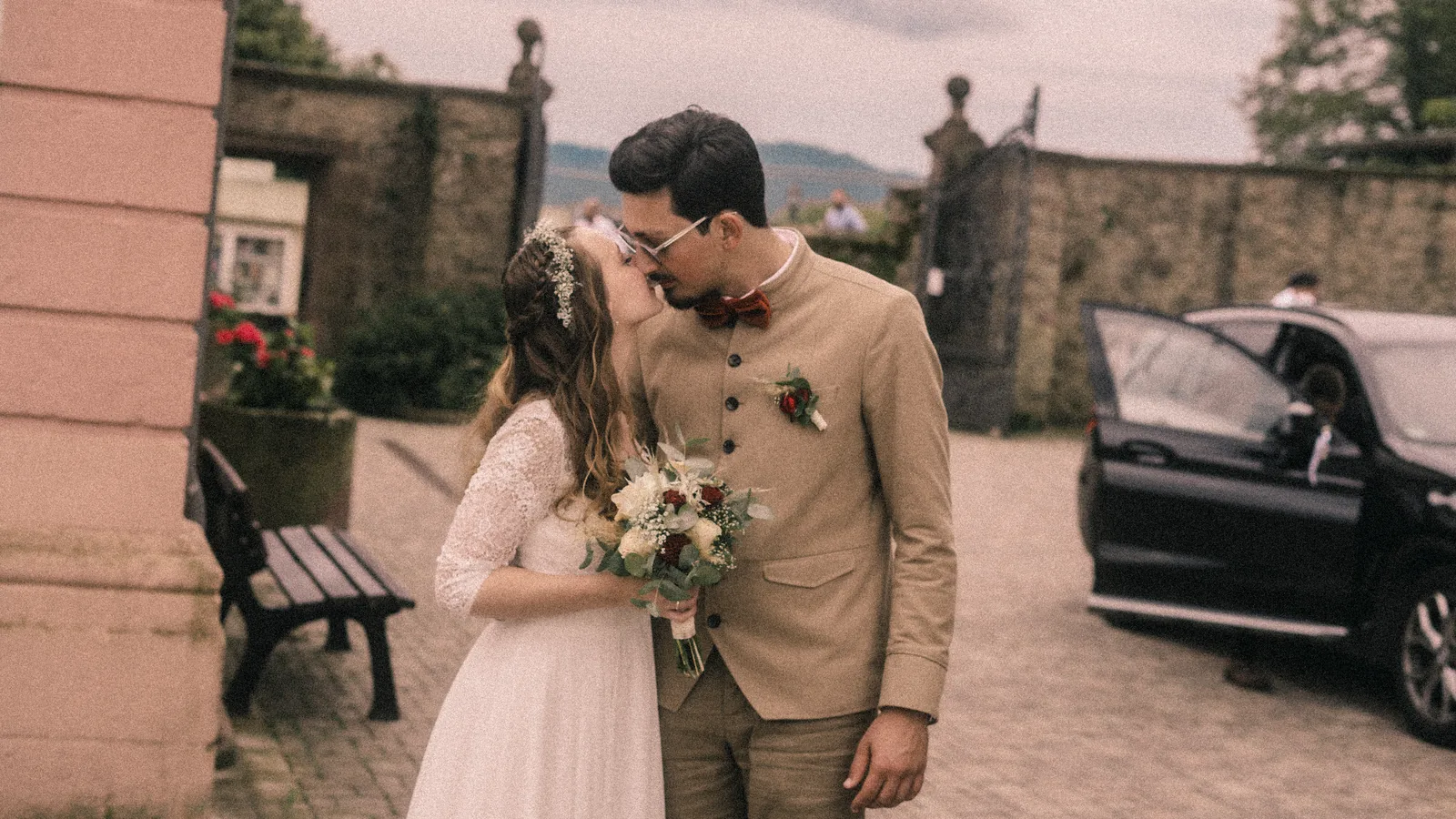 Hochzeitspaar küsst sich nach der Ankunft