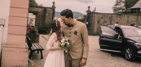 Hochzeitspaar bei der Ankunft