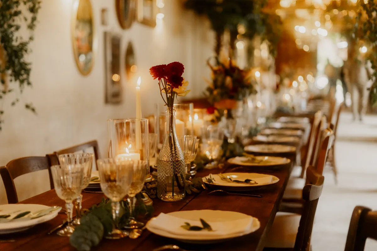 Festlich gedeckte Hochzeitstafel im Kerzenlicht