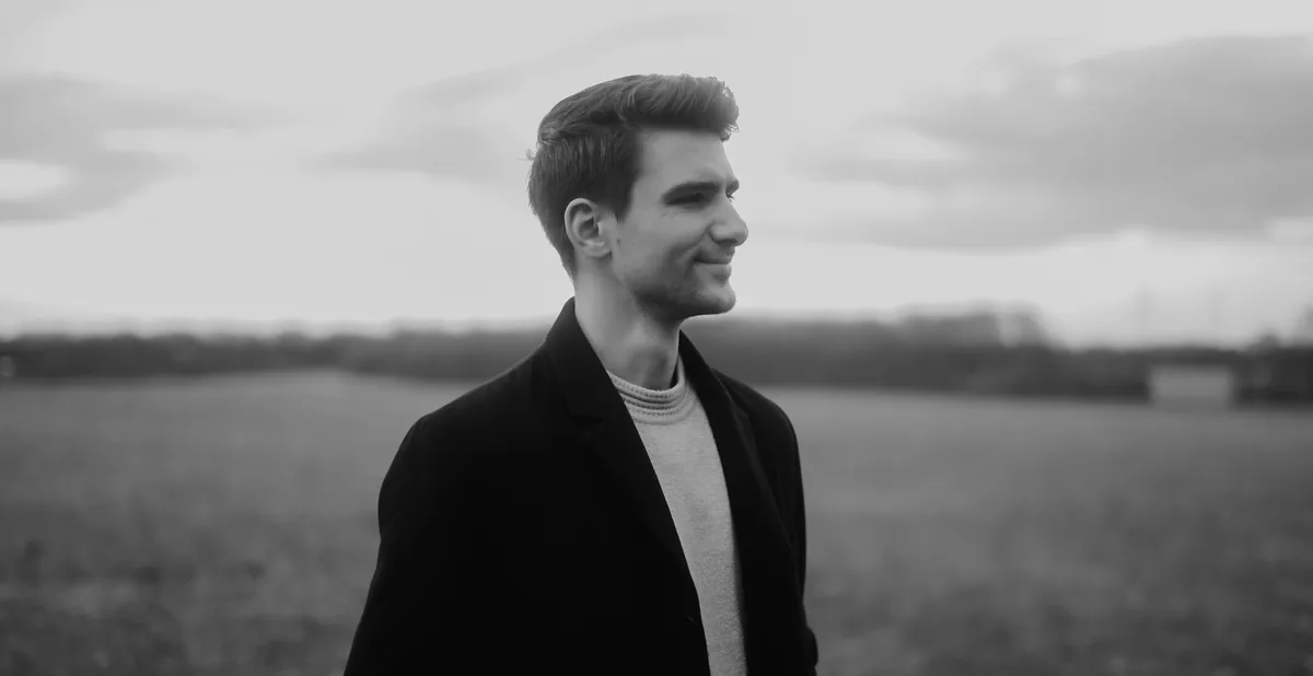 Florian Zimmermann im Profil in einer offenen Landschaft