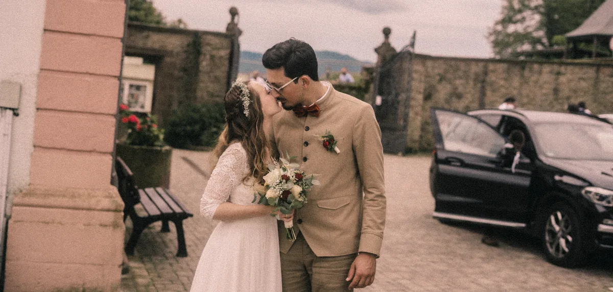 Hochzeitspaar küsst sich bei der Ankunft